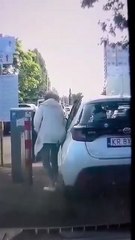 Oublie de frein à main à l'entrée d'un parking
