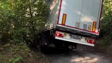 Un chauffeur de camion prend un virage serré