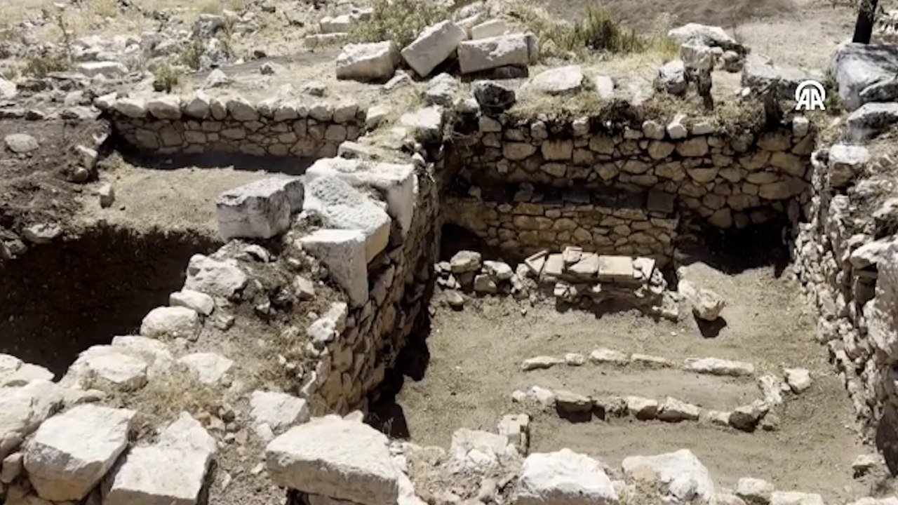 Timbriada Antik Kenti'ndeki kazılarda kiler ve aşevi ortaya çıkarıldı