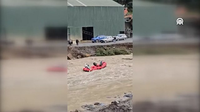 Rize'de su seviyesi yükselen Fırtına Deresi'nde rafting yaptılar