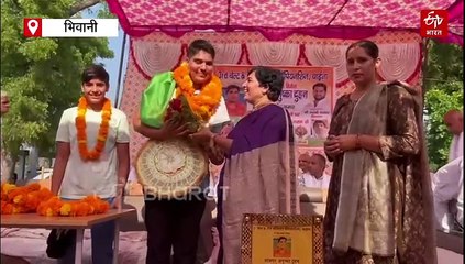 चीन में मेडल जीतने के बाद भिवानी लौटी अनुष्का दुहन का ग्रैंड वेलकम, बोली - अब ओलंपिक के गोल्ड मेडल पर मारूंगी पंच