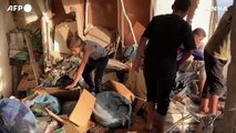 Raid a Gaza City, tra le macerie di un edificio colpito