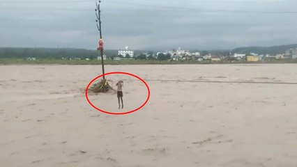 Dramático rescate en India de un joven aferrado a un poste tras la subida del río Swarna
