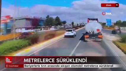 Sivas'ta bariyerlerle tırın arasında sıkışan otomobil metrelerce sürüklendi