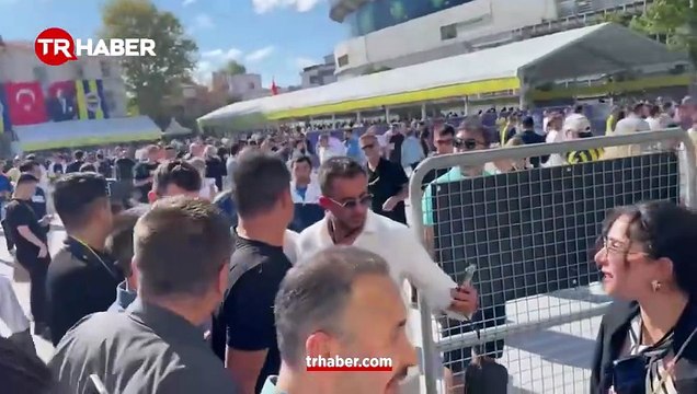 Acun Ilıcalı oy kullanmak için sandık bölgesinde