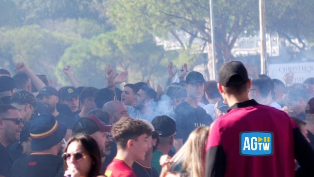 Fumogeni giallorossi e petardi: i tifosi entrano all'Olimpico per Lazio-Roma