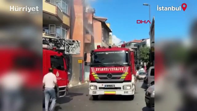 Üsküdar’da 2 katlı binanın çatısında yangın: Bitişikteki binaya sıçradı