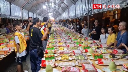 只花26秒！苗栗銅鑼五福廟普度「搶供品」 逾萬餅乾水果掃光