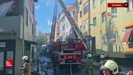 İstanbul Üsküdar'da çatı yangını: Alevler yan binaya sıçradı