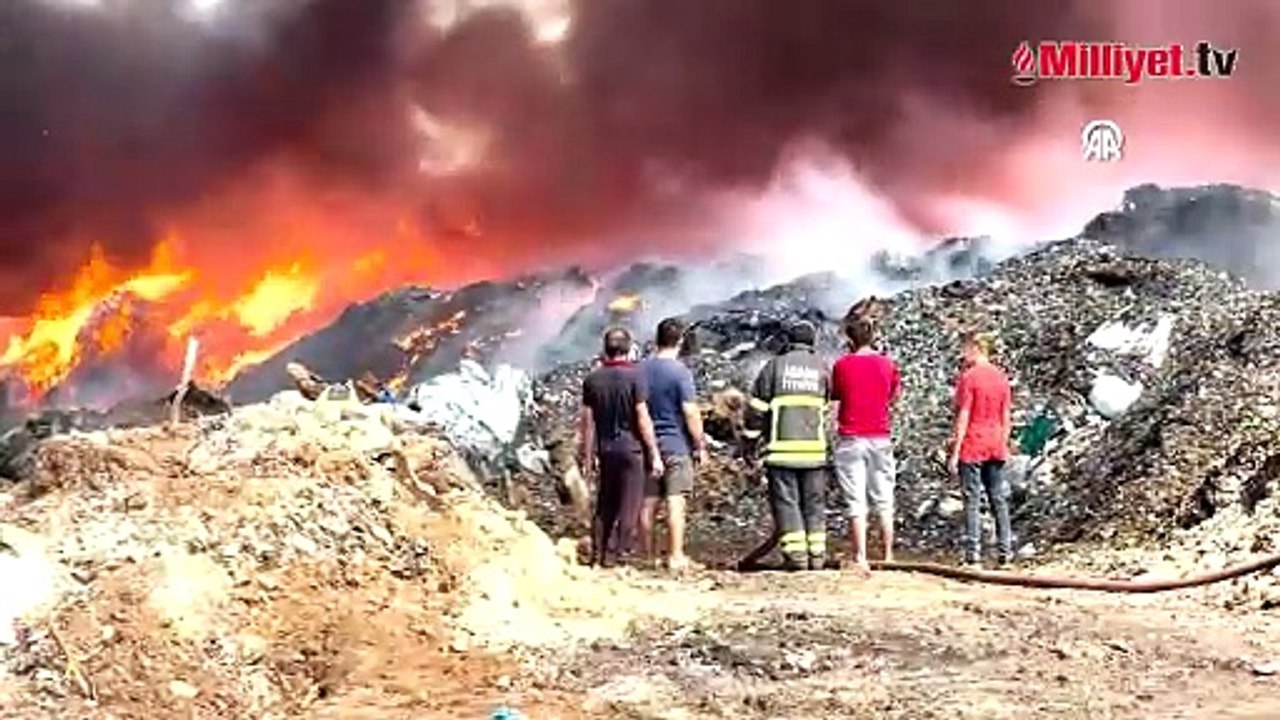 Geri dönüşüm fabrikasının bahçesinde çıkan yangına müdahale ediliyor
