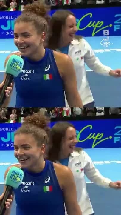 Team Italy crash Jasmine Paolini's interview