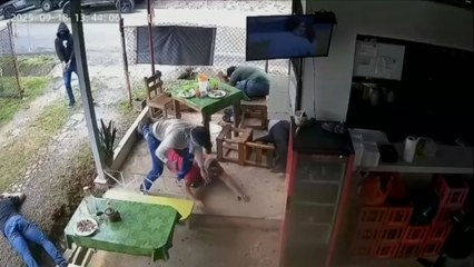 Hombres armados hurtan en restaurante de la 24 de diciembre; Policía detiene a uno de los vinculados