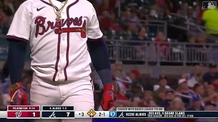 Ozzie Albies sale del juego por lesión
