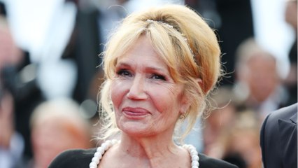 GALA VIDEO -En larmes, Clémentine Célarié livre un discours poignant et engagé au Festival de La Rochelle