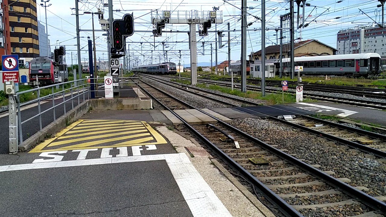 16 h 31, arrivée de l'Intercites 5959, en provenance de Paris Bercy, à l'heure, tracté par la BB 26 014, alors que ronronne le V16 de la BB 67456, en tête de rame du Train à vapeur d'Auvergne. 20 sept 2025.