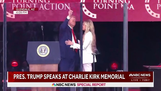 Face à des dizaines de milliers de personnes Donald Trump et Erika Kirk, la veuve de Charlie Kirk, ont rendu un hommage très émouvant à l'influenceur assassiné