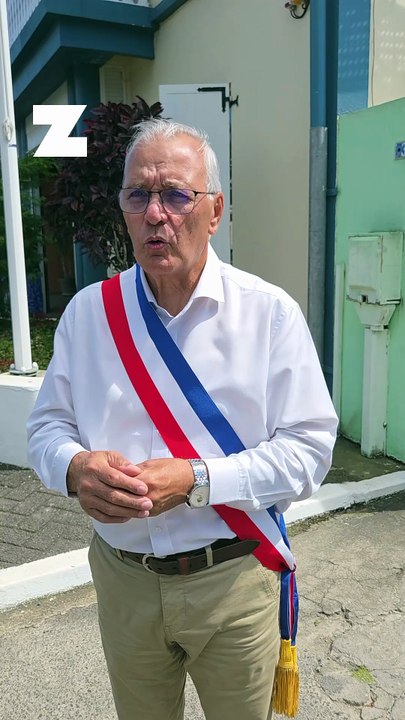 Le drapeau palestinien levé par la mairie de Sainte-Suzanne, les gendarmes sur place