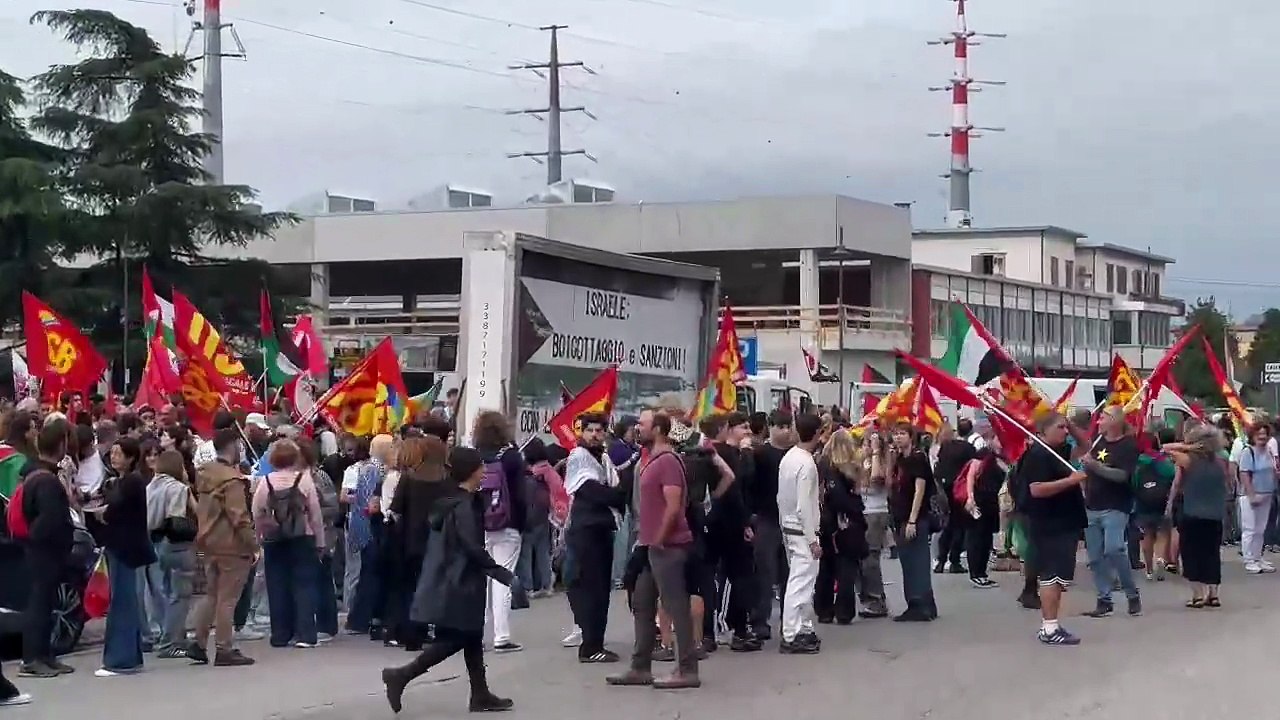 Sciopero per Gaza, i manifestanti all'uscita dell'A1 a Calenzano