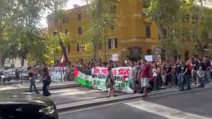 Bandiere palestinesi e slogan pro pal al corteo degli studenti, traffico bloccato