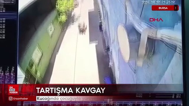 Bursa'da kucağında çocuğuyla yürüyen anneyi 3 kadın darbetti