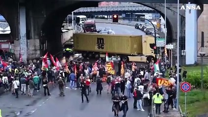 Sciopero per Gaza a Genova, bloccati due varchi portuali