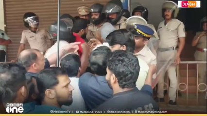 സാമ്പത്തിക അട്ടിമറി; വയനാട് തരുവണ സർവീസ് സഹകരണ ബാങ്കിനെതിരെ DYFI പ്രതിഷേധം