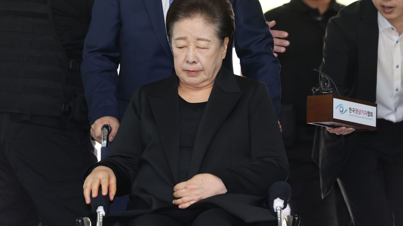 휠체어 탄 한학자 구속심사 출석...질문에 묵묵부답 / YTN