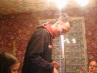 v1v1 léche la table