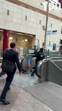 Il se fait voler son téléphone… mais rattrape le voleur, le frappe et le plaque jusqu’à l’arrivée de la police ! 