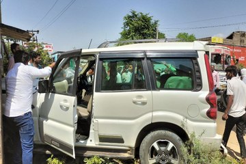 बाइक को बचाने के प्रयास में पलटी कार, बाल - बाल बचा बाइक सवार