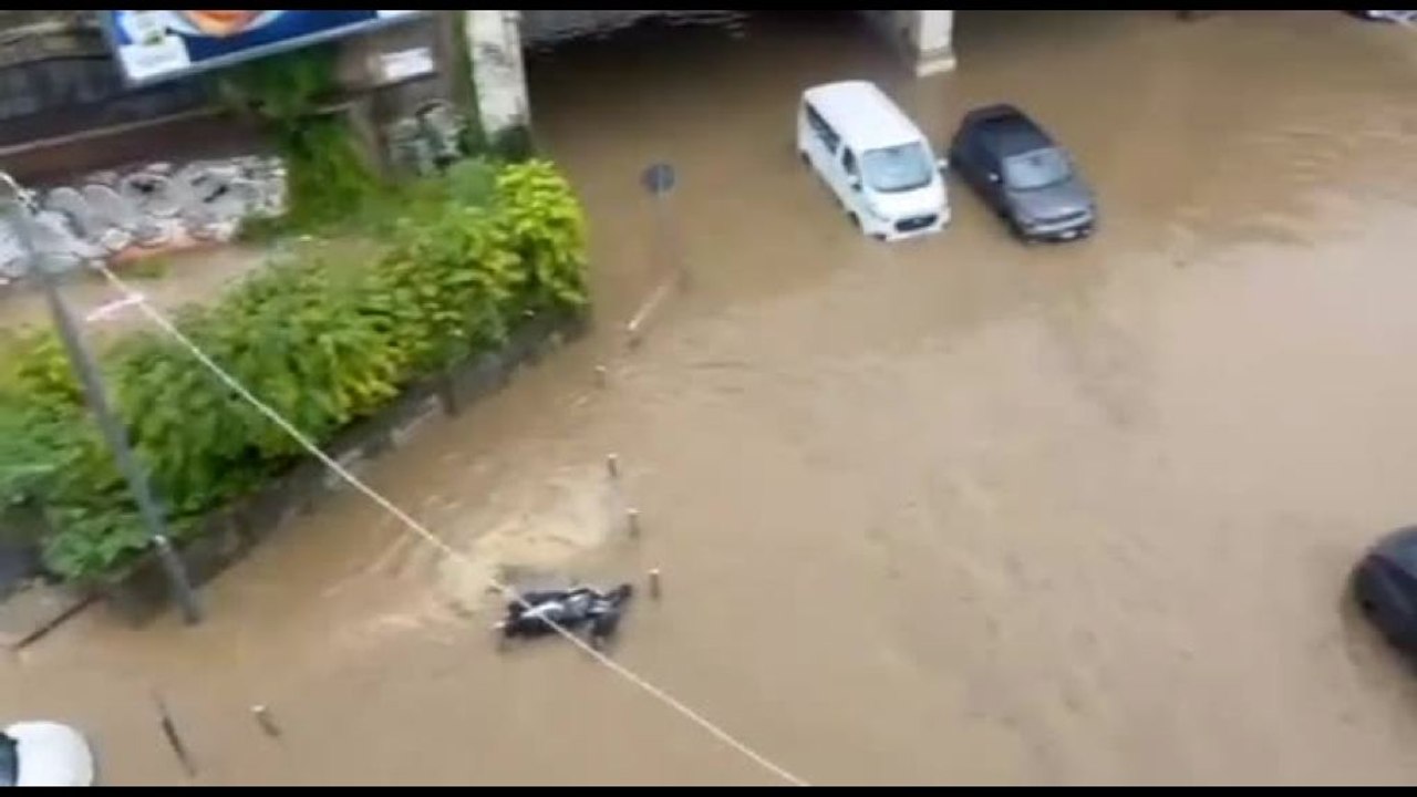 Maltempo a Milano, auto e moto galleggiano nelle strade allagate
