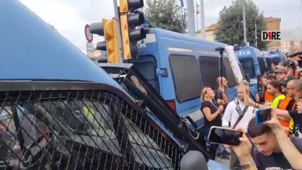 Bologna, il video del lancio di uova contro la polizia in stazione e l'imbrattamento degli armadietti Amazon