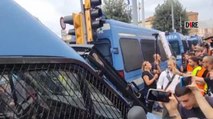 Bologna, il video del lancio di uova contro la polizia in stazione e l'imbrattamento degli armadietti Amazon