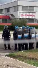 Corteo davanti alla Leonardo, sassi contro la polizia