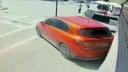 Bursa’da el freni çekilmeyen otomobil geri geri kayarak kuyumcuya girdi.