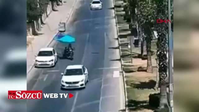 Otomobilin, yaya geçidinde motosiklete çarptığı kaza kamerada