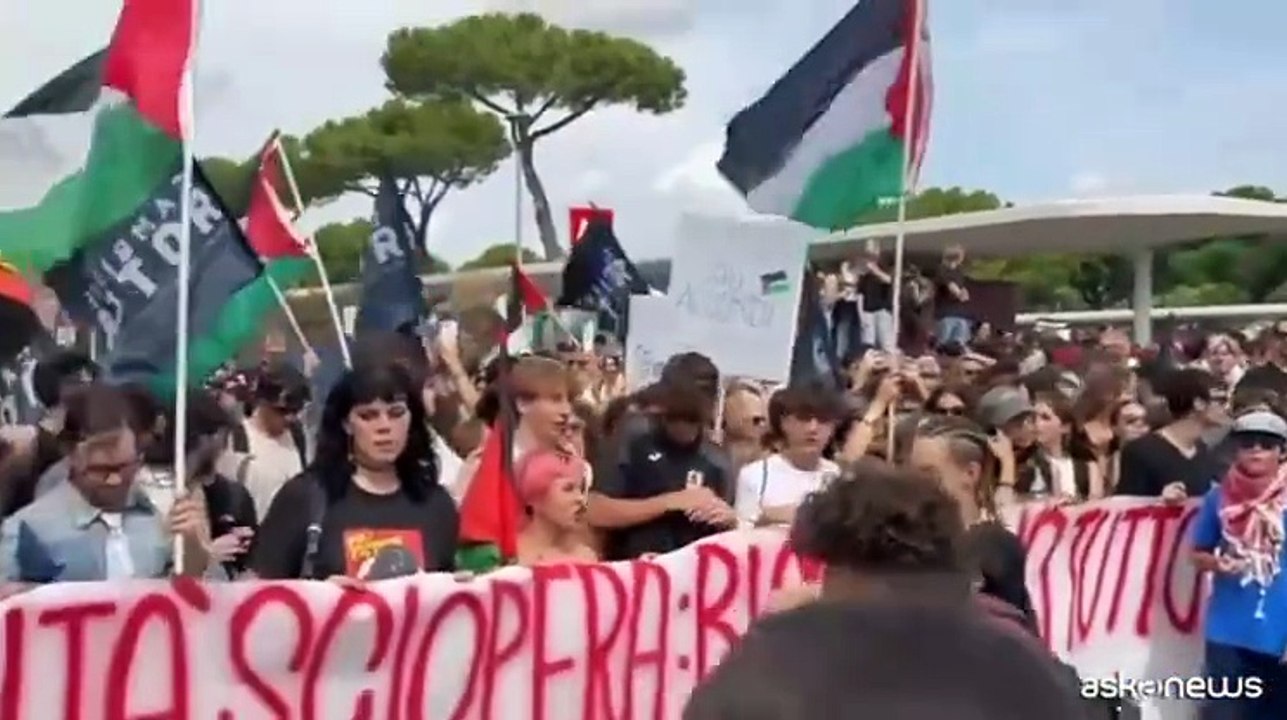 Sciopero per Gaza, migliaia di persone in piazza a Roma