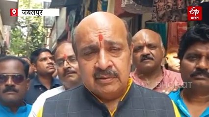 GST दरें घटने से बीजेपी नेता जोश में, गुलाब लेकर उतरे बाजार में, पूरी नवरात्रि बचत महोत्सव