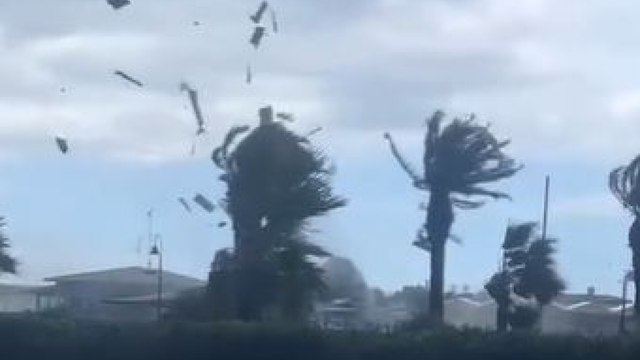 Lido di Camaiore, violenta tromba d'aria danneggia gli stabilimenti