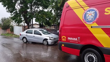 Voyage capota e mulher fica ferida no Bairro Interlagos