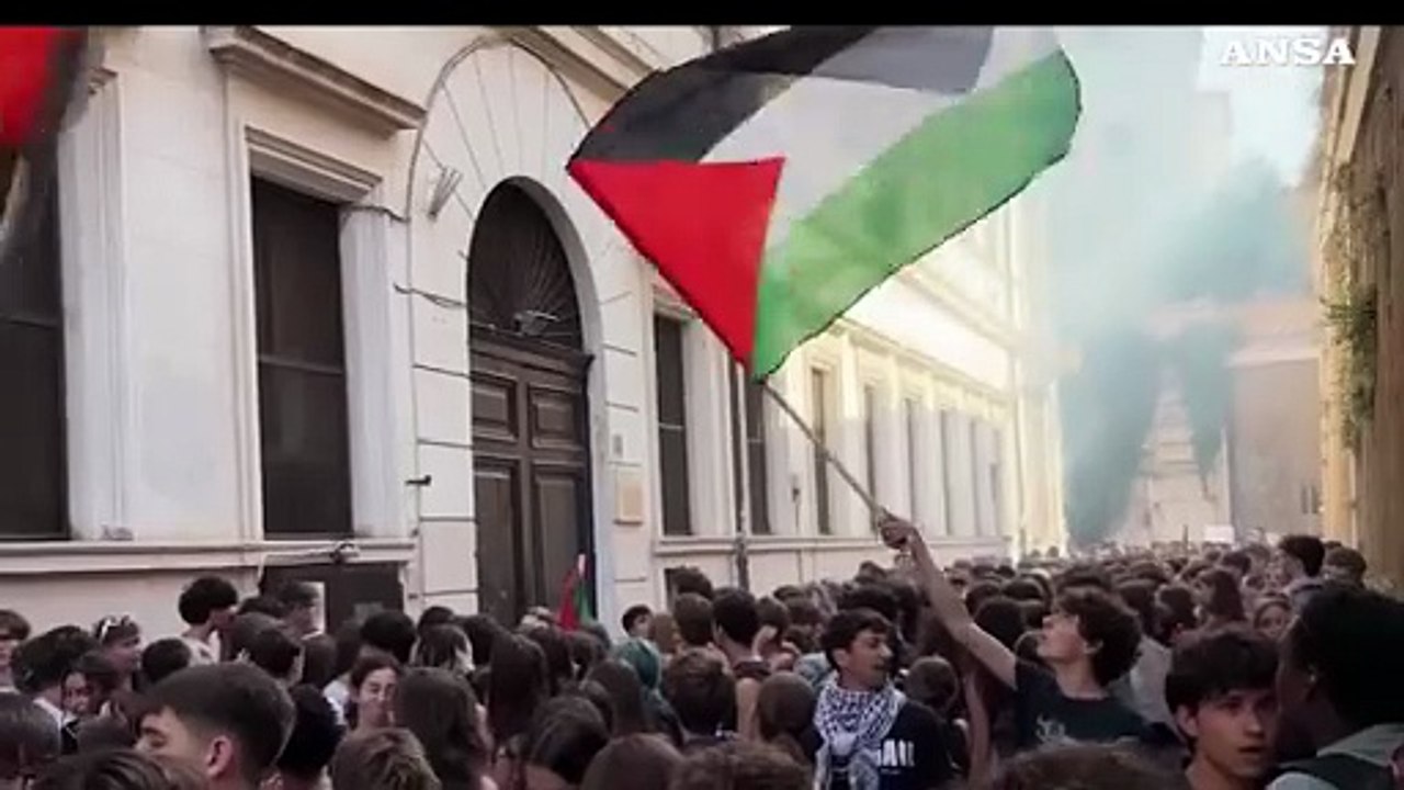 A Roma gli studenti lanciano uova contro l'Ufficio Scolastico Regionale