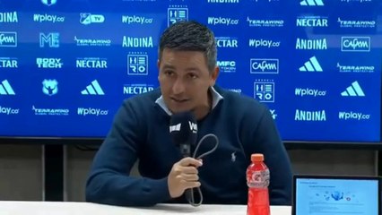 DT de Fortaleza, molesto con la grama de El Campín: "Es la peor del país"