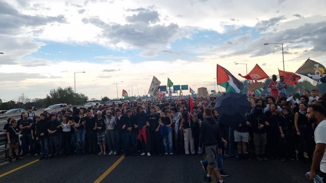 Il video del blocco dell'autostrada e della tangenziale a Bologna: l'ingresso dei manifestanti dello sciopero per Gaza