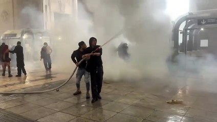 Gli scontri all'interno della stazione Centrale