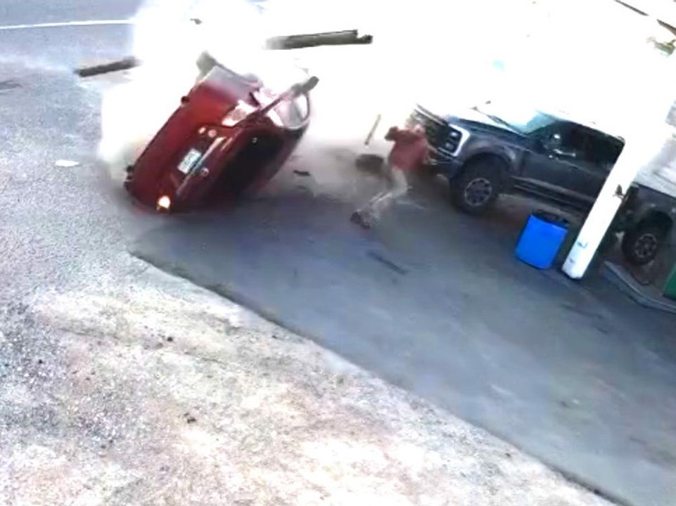 Crash-Auto schlittert haarscharf an Mann vorbei