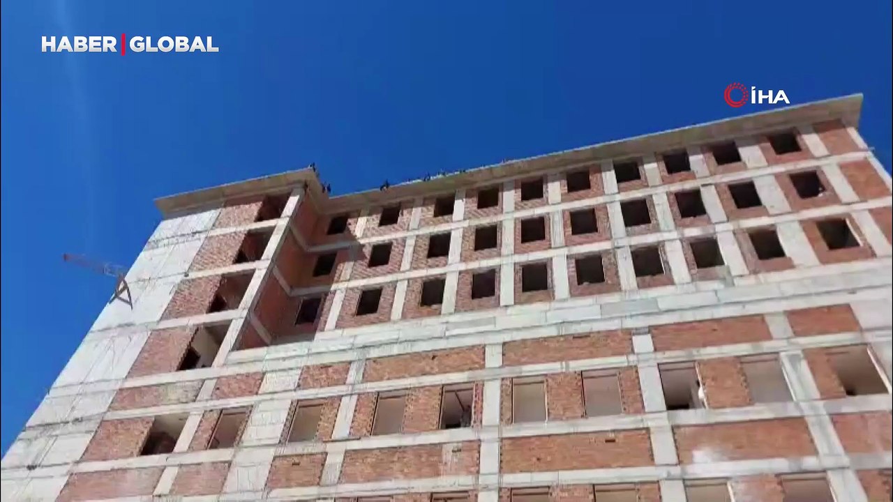 Maaşlarını alamadılar, binanın tepesine çıktılar