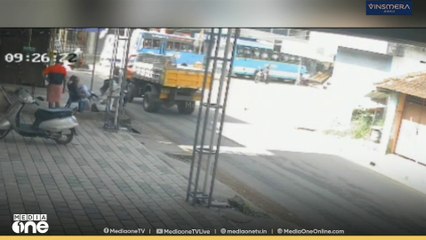 മലപ്പുറം തിരൂരിൽ ബസുകള്‍ക്കിടയിൽ പെട്ട് കൈക്ക് പരിക്കേറ്റ വിദ്യാര്‍ത്ഥിയുടെ വിരല്‍ അറ്റു