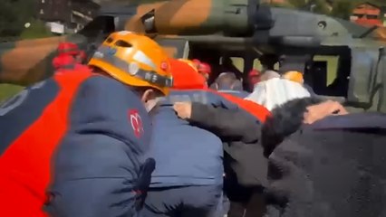 Karadenizdeki yoğun yağışlar nedeniyle mahsur kalan 130’dan fazla kişi helikopterlerle tahliye edildi