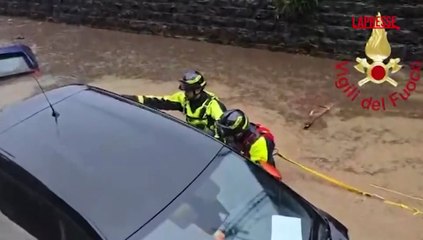 Maltempo, sottopasso allagato: l'intervento dei vigili del fuoco in provincia di Como