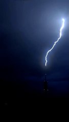 Un rayo impacta en la antena de Collserola